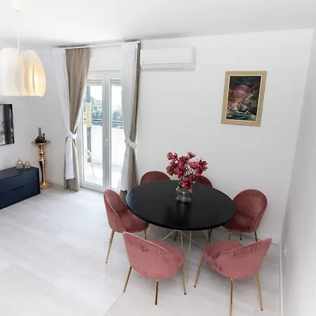 Sea La Vie Centre Apartment